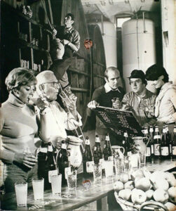 Gäste verkosten Apfelwein direkt in der Kelterhalle, 1970er-Jahre